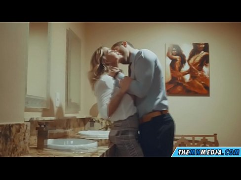 ❤️ Büyük memeli bir sarışın seni umumi tuvalette baştan çıkardığında ️❌ Porno bizde ❌️❤